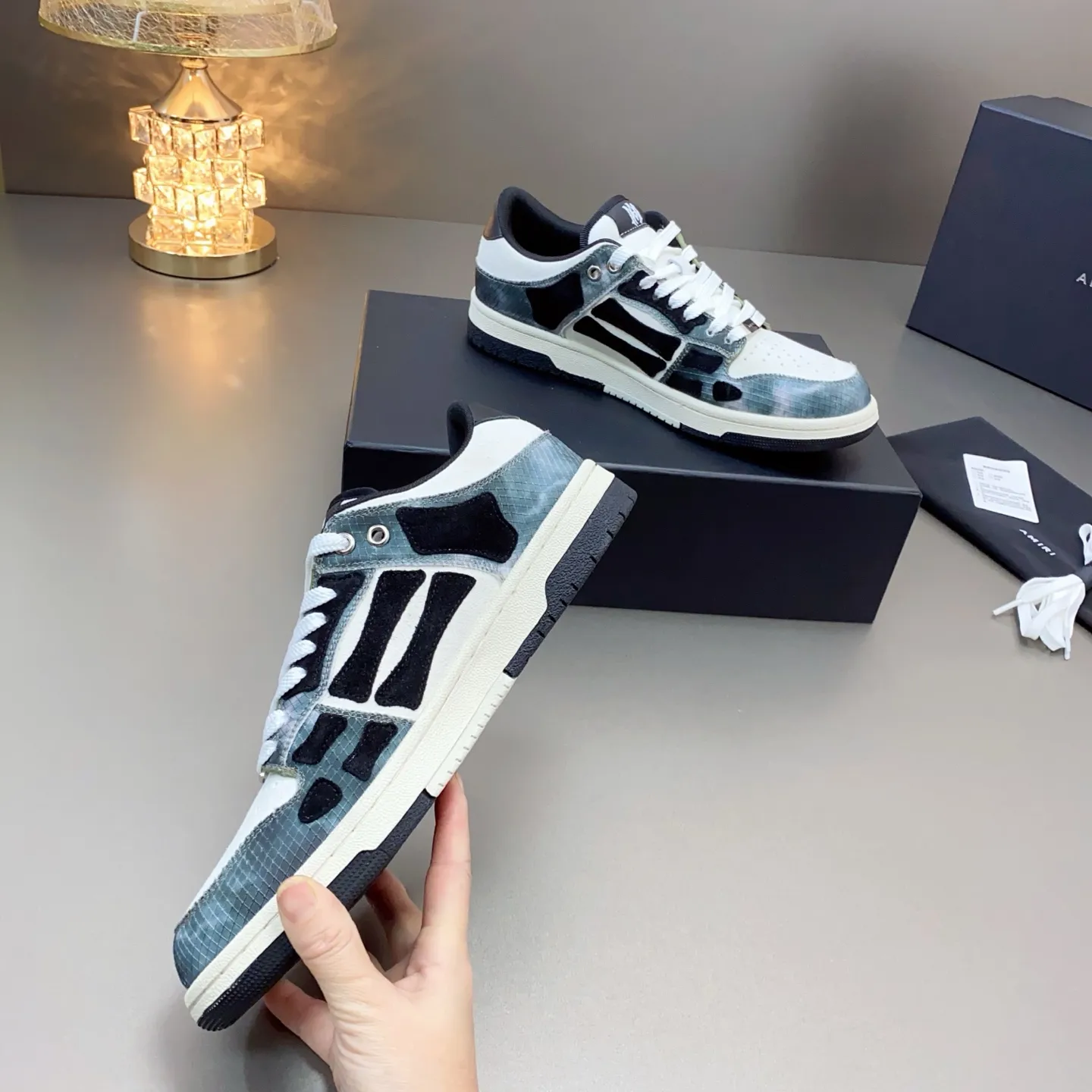 p580🐮🐮AMIRI Couple Style👑 The latest The Pacific Series Couple Style💀🦴Bone Stars Casual Sports Shoes Skateboard Shoes✔️ AMIRI's Pacific shoes are a sneaker that combines luxury and street style. Many celebrities and Internet celebrities have the same style. Its design and workmanship are very exquisite. Made of high-grade cow leather, soft to the touch and highly durable. 💎Fabrics: Original custom imported first-layer cowhide 💎Inner lining: Original customized breathable mesh 💎Foot: Original injection molded one-piece, comfortable, wear-resistant and not tiring for feet 💎Outsole: Original 1:1 molded three-color sole Original outsole 💎Sole thickness: 3CM 💎Size: Female 35-40 Male 39-46 💎Price; Top version 👑Special remarks Remark: (Female size 34 40 . Men's sizes 38 45 46 are customized and cannot be returned or exchanged. Please note when ordering! Thank you🤝🤝